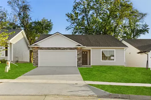 4315 Grover Woods Ln, Des Moines, IA 50317