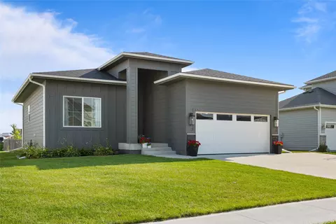 1060 Cedar St, Waukee, IA 50263