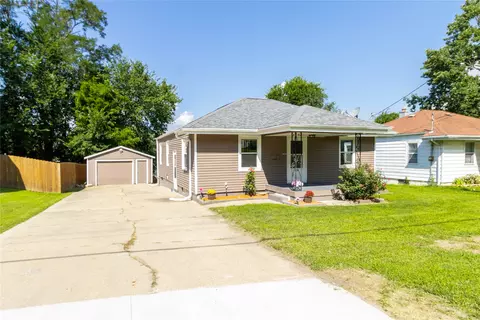 1310 E 33rd St, Des Moines, IA 50317