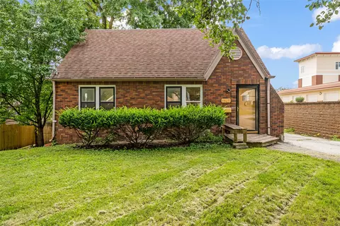 1142 65th St, Windsor Heights, IA 50324
