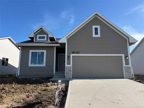 1830 Silver Maple Dr, Norwalk, IA 50211