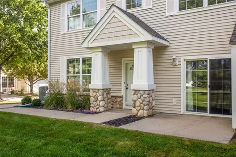 277 S 79th St #504, West Des Moines, IA 50266