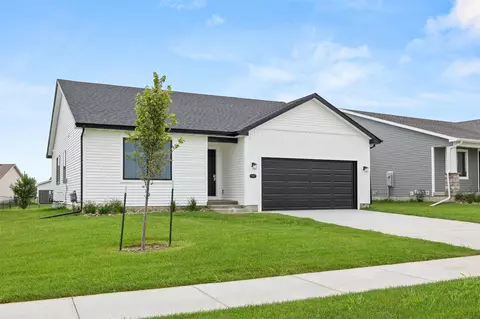 1927 Tuscany Dr SE, Altoona, IA 50009