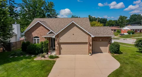 7005 Sheridan Cir, Urbandale, IA 50322