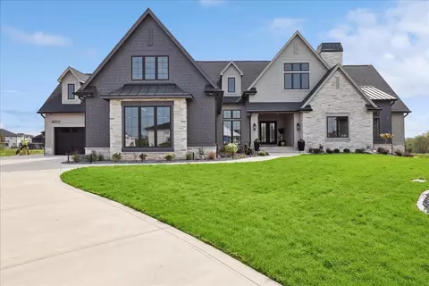 18252 Valleyview Cir, Clive, IA 50325