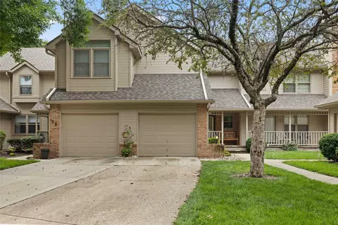1070 50th St #5C, West Des Moines, IA 50266