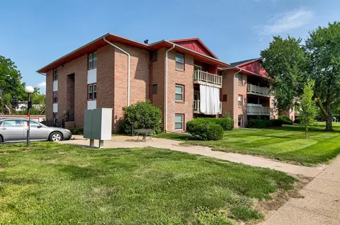 7815 Douglas Ave #107, Urbandale, IA 50322