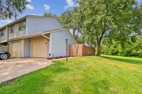 911 Breezewood Cir, Altoona, IA 50009