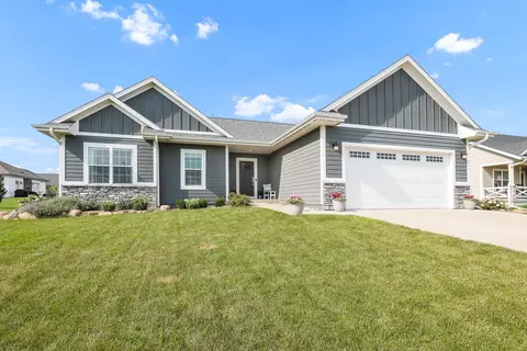 912 Fountain View Dr, Pella, IA 50219