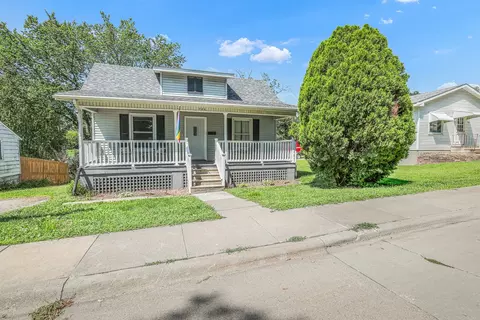 706 S 1st St, Knoxville, IA 50138