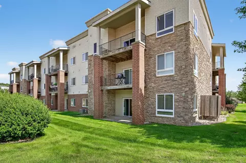 6350 Coachlight Dr #2102, West Des Moines, IA 50266