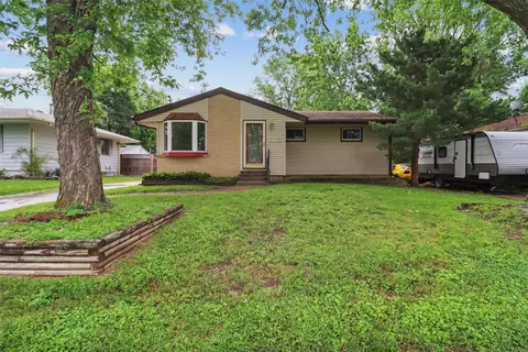 2715 E 38th Ct, Des Moines, IA 50317