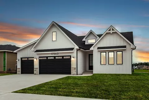17563 Brookview Dr, Urbandale, IA 50323