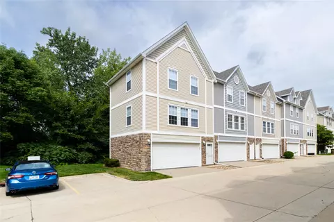 1106 Fieldstone Ln, Pleasant Hill, IA 50327