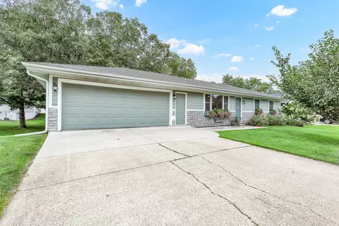 201 E 13th St, Pella, IA 50219