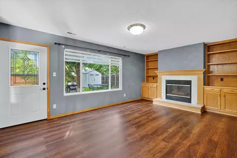 3836 122nd St, Urbandale, IA 50323