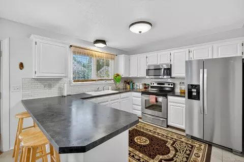 5238 Meredith Dr, Des Moines, IA 50310