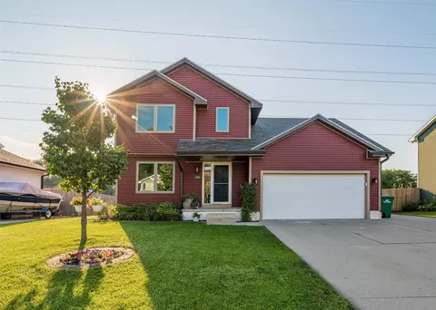 185 Burr Oak Blvd, Pleasant Hill, IA 50327
