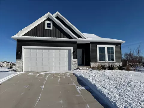 35 NW Rolling Cir, Waukee, IA 50263