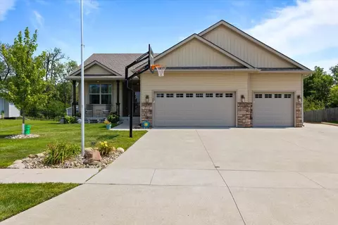 77 Mallard Pointe Dr NW, Bondurant, IA 50035