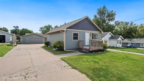 2325 E 40th Ct, Des Moines, IA 50317