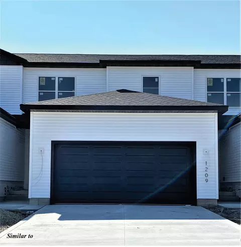 1342 E 28th St, Norwalk, IA 50211