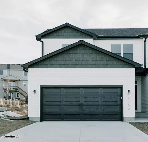 1348 E 28th St, Norwalk, IA 50211