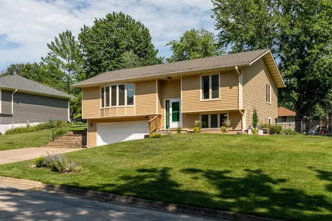 1528 Elmwood Dr, Pella, IA 50219