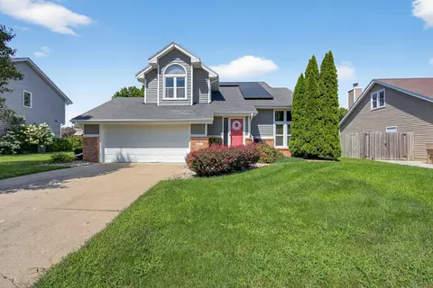 8217 Oakwood Dr, Urbandale, IA 50322
