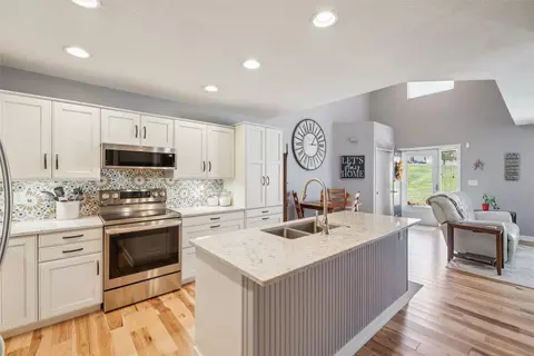 15403 Walnut Hills Dr, Urbandale, IA 50323