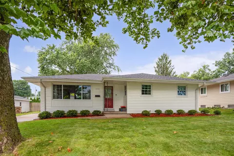 3912 82nd St, Urbandale, IA 50322