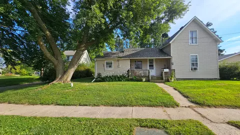 1027 N 9th Ave E, Newton, IA 50208