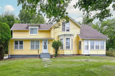 1233 72nd St, Windsor Heights, IA 50324