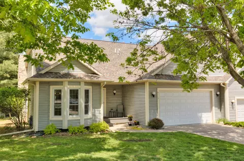 8115 Cobblestone Ct, Urbandale, IA 50322