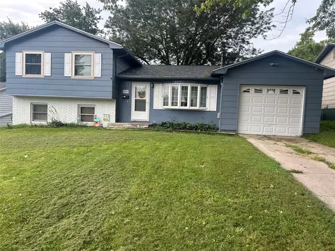 1111 N 10th Ave E, Newton, IA 50208