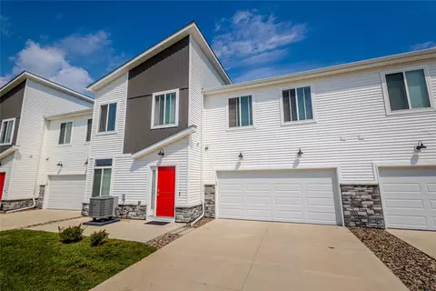 9563 Crestview Dr, West Des Moines, IA 50266