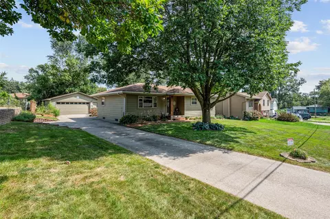 6823 NW Golden Ln, Des Moines, IA 50313