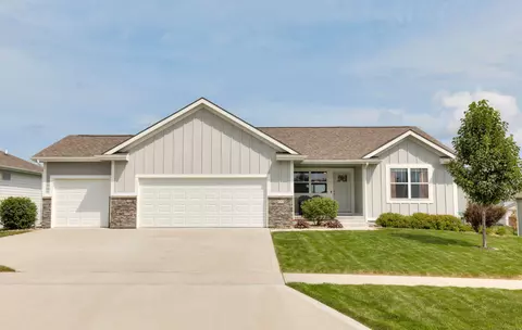 835 Sandstone Pt, Waukee, IA 50263