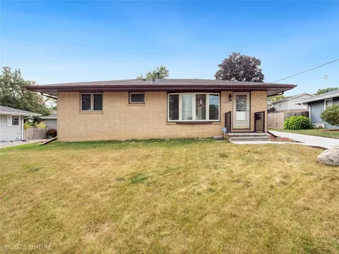 2719 E Tiffin Ave, Des Moines, IA 50317
