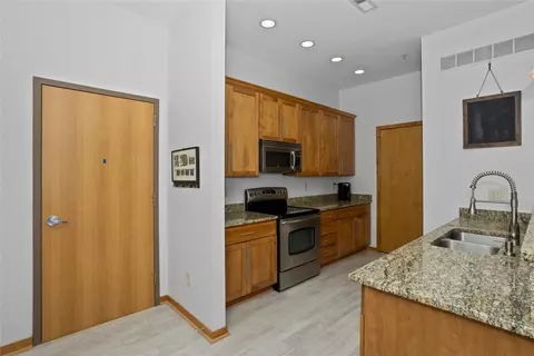 230 S 68th St #1304, West Des Moines, IA 50266