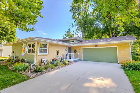 4117 83rd St, Urbandale, IA 50322