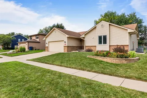 4516 Parkview Dr, Urbandale, IA 50322