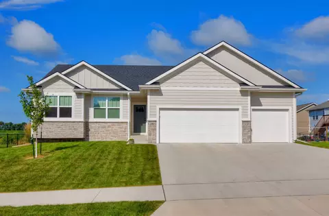 280 NE 61st St, Pleasant Hill, IA 50327