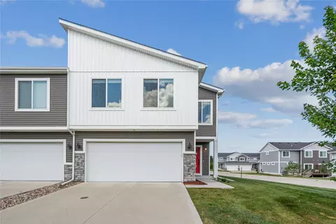 9707 Crowning Dr, West Des Moines, IA 50266
