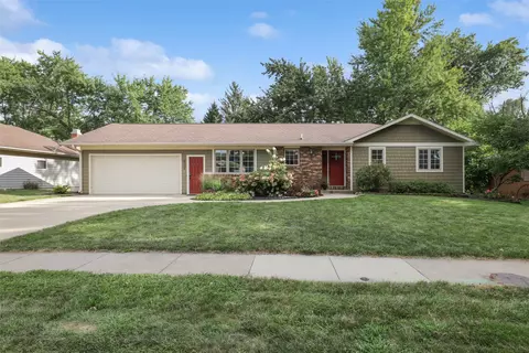 809 Park Ln, Pella, IA 50219