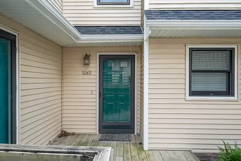 5242 Dakota Dr, West Des Moines, IA 50265