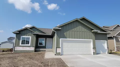 1104 Deer Ridge Dr NW, Bondurant, IA 50035
