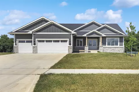 475 SE Walnut Woods Dr, West Des Moines, IA 50265