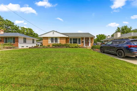 3103 Lawnview Dr, Des Moines, IA 50310