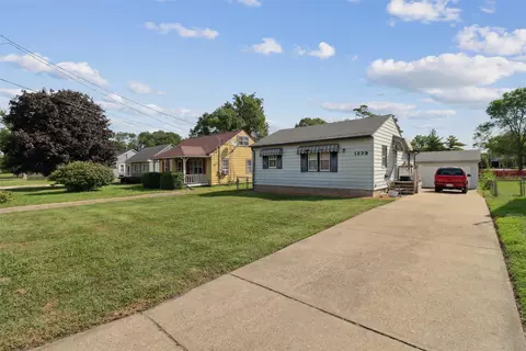1229 E 25th Ct, Des Moines, IA 50317